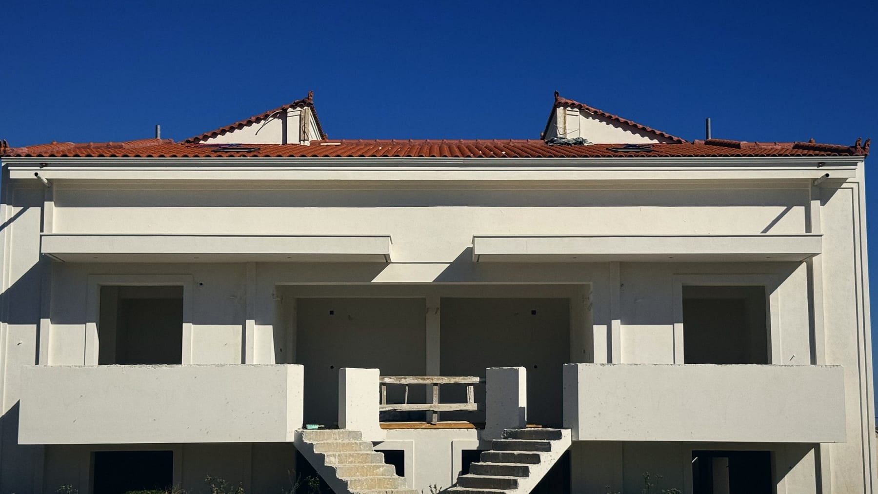 Διπλοκατοικία με κεραμοσκεπή υπό κατασκευή, έργο της κατασκευαστικής εταιρείας Αφοί Πλεπαράκου